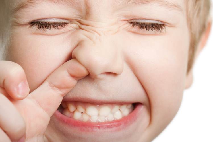 शिशु की नाक में कुछ फसने की वजह से नाक का बंद होना
